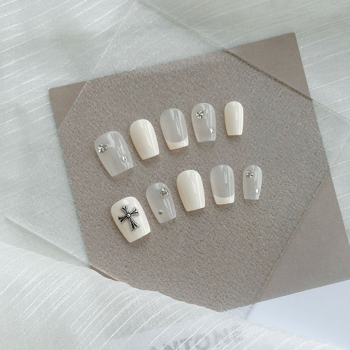 Künstlerisches Press-On Nagelkunstset mit Herz- und himmlischen Designs
