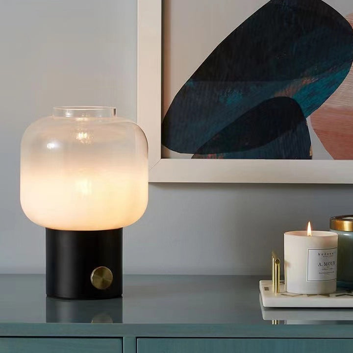 Moderne Glastischlampe mit Messingbasis