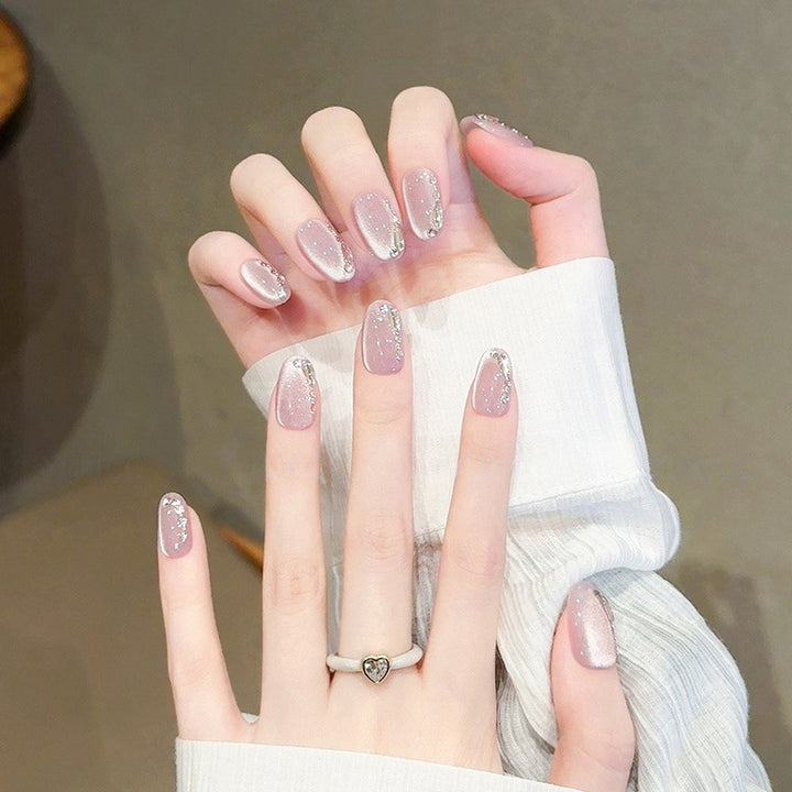 Elegante Kunstnagelspitzen mit Glitzereffekten Karnz