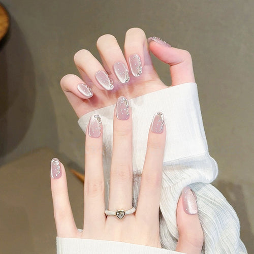 Elegante Kunstnagelspitzen mit Glitzereffekten Karnz