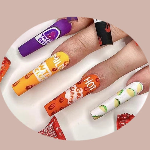Kreative Kunstnägel mit bunten und einzigartigen Designs Karnz