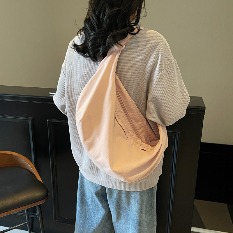 Zeitgenössische Schultertasche Karnz