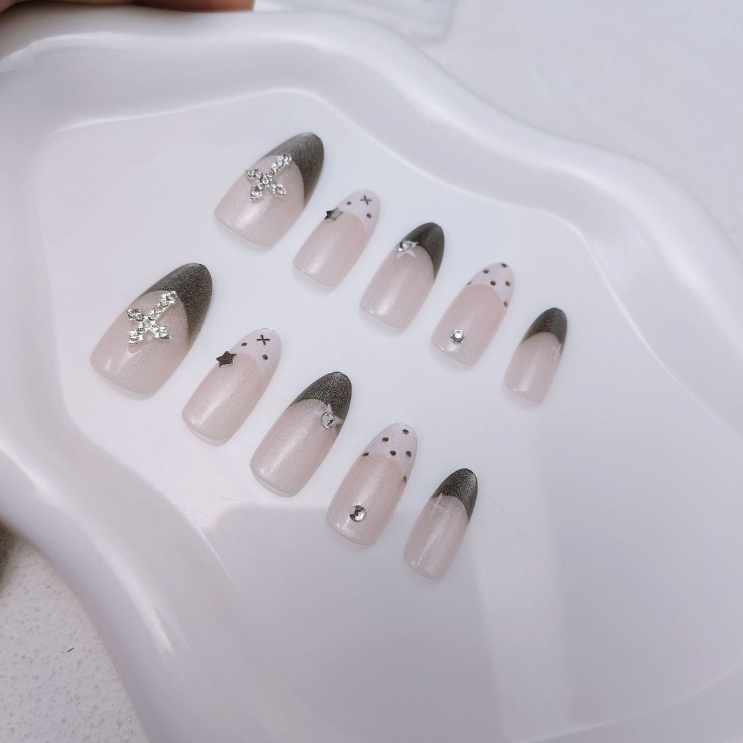 Glitzernde Kunstnagel-Design mit eleganten Akzenten Karnz