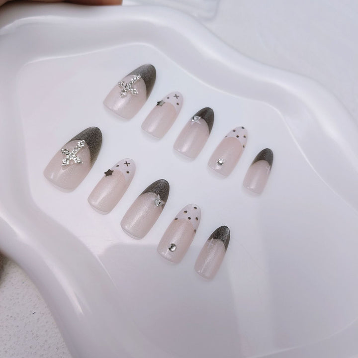 Glitzernde Kunstnagel-Design mit eleganten Akzenten Karnz
