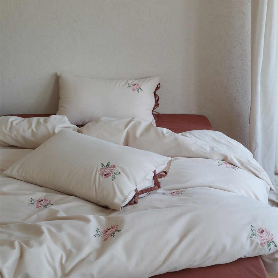 Bestickte Bettwäsche-Garnitur aus Baumwollsatin mit Rosenmotiv und Schleifen-Kissenbezügen