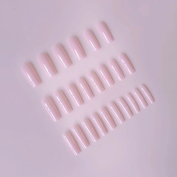 Kunstnagelset mit elegantem Hochglanz und modernem Design Karnz