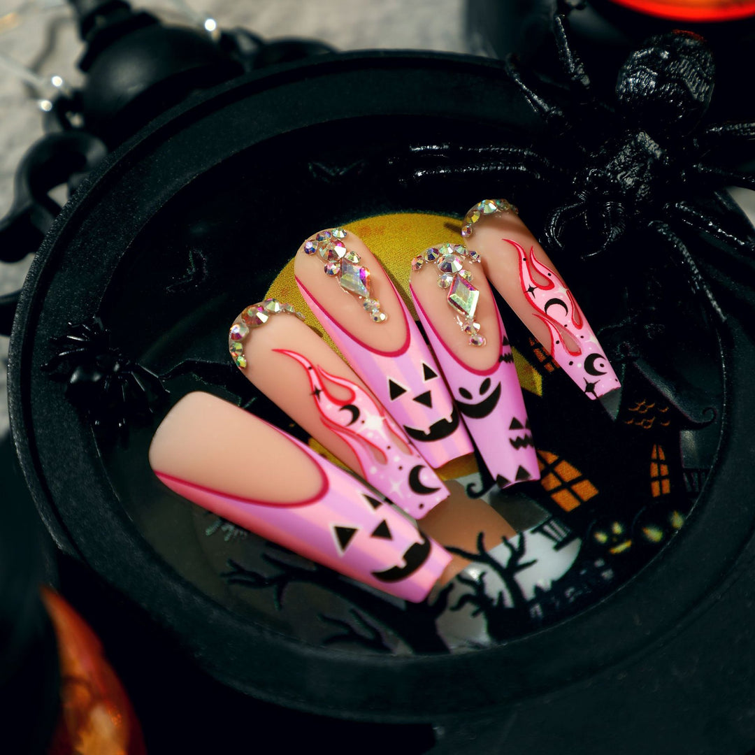Künstliche Nagelkunst mit festlichem Design und Glitzervariationen Karnz