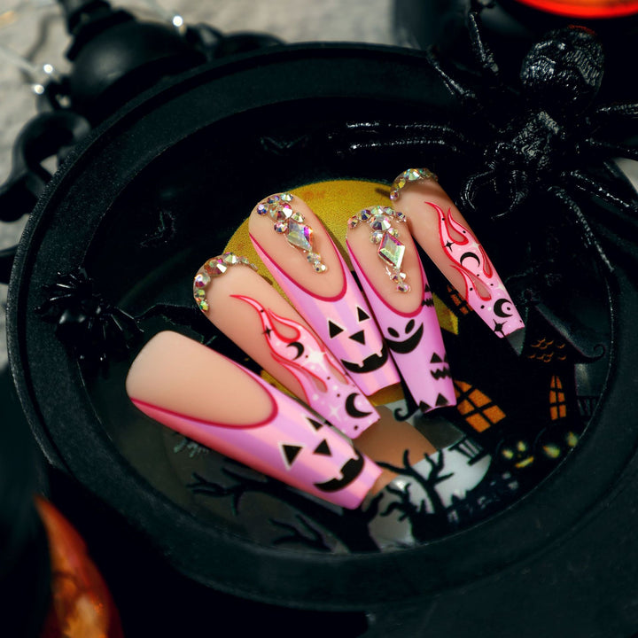 Künstliche Nagelkunst mit festlichem Design und Glitzervariationen Karnz