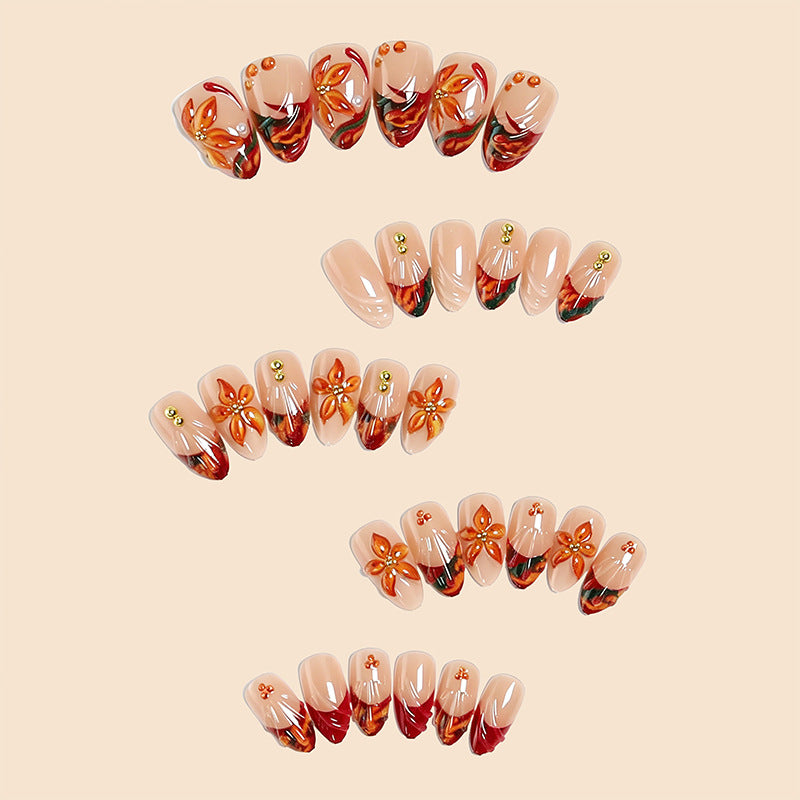 Kunstvolle Nageltips mit floralen Details Karnz