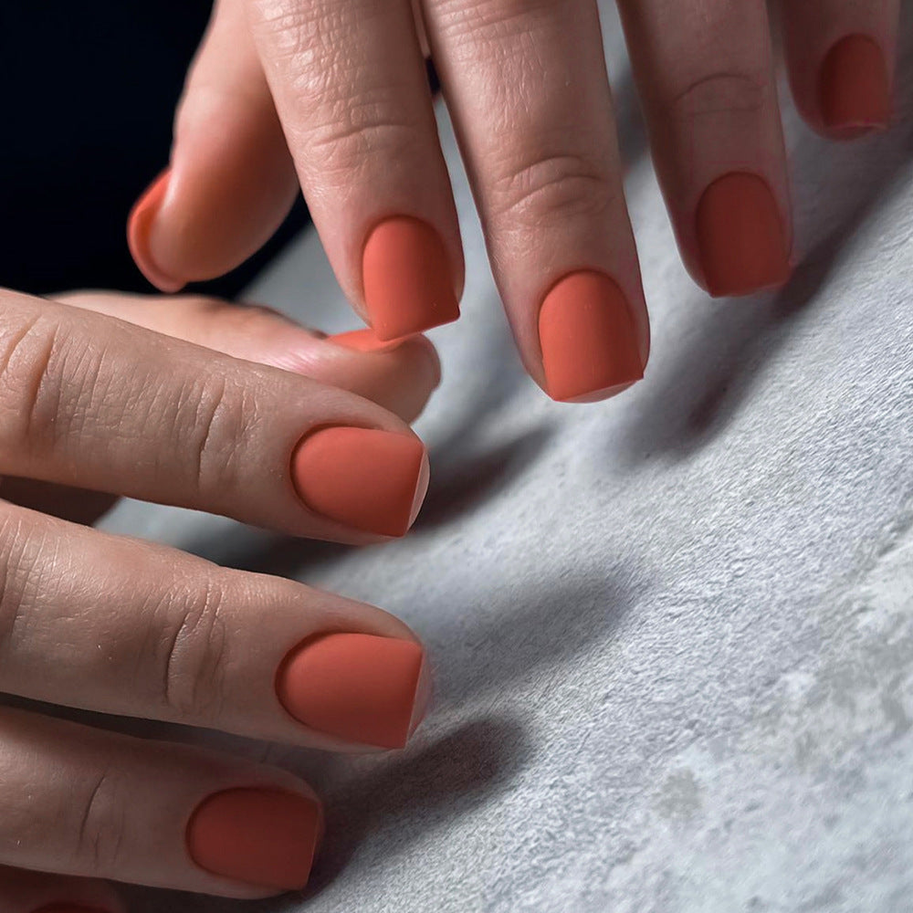 Künstliche Nagelkunst mit mattem Finish Karnz