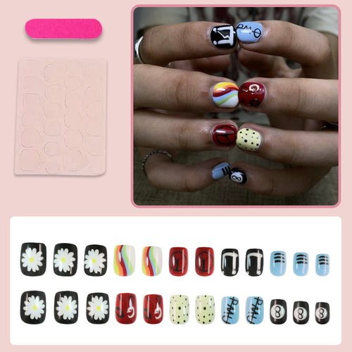 Kunstnagelset mit kreativen und bunten Designs Karnz