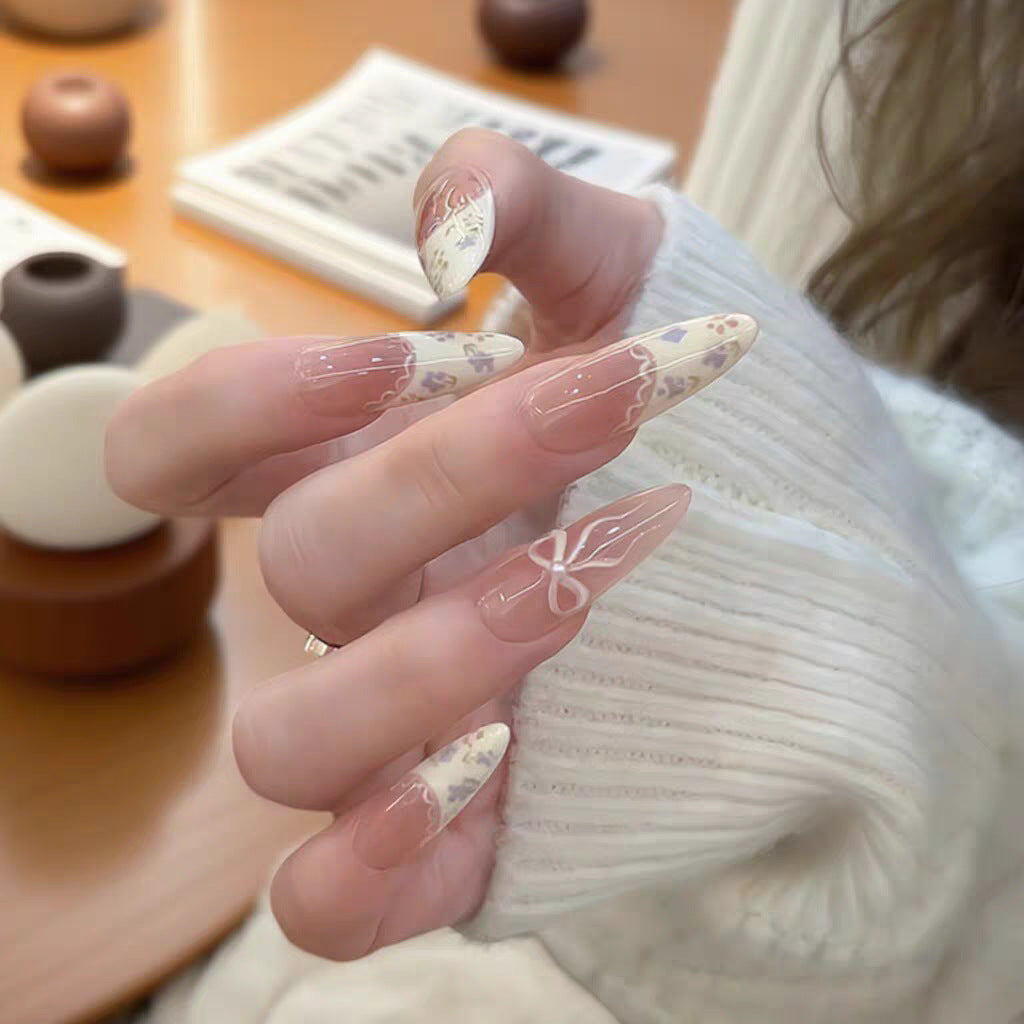 Blumenverzierte Press-On Nagelset Karnz