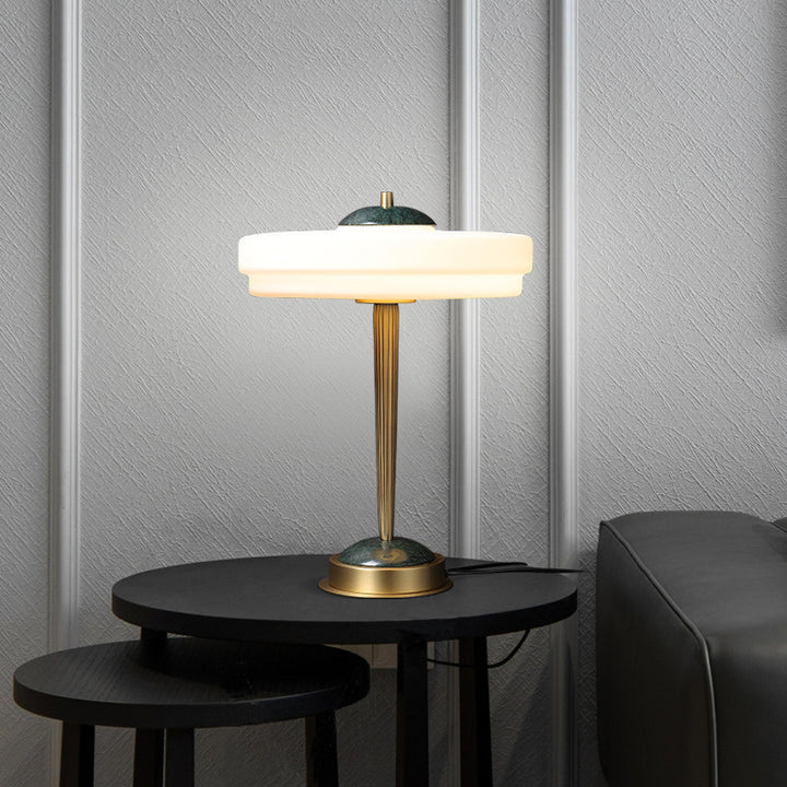 Moderne Minimalistische Tischlampe mit elegantem Globus-Design