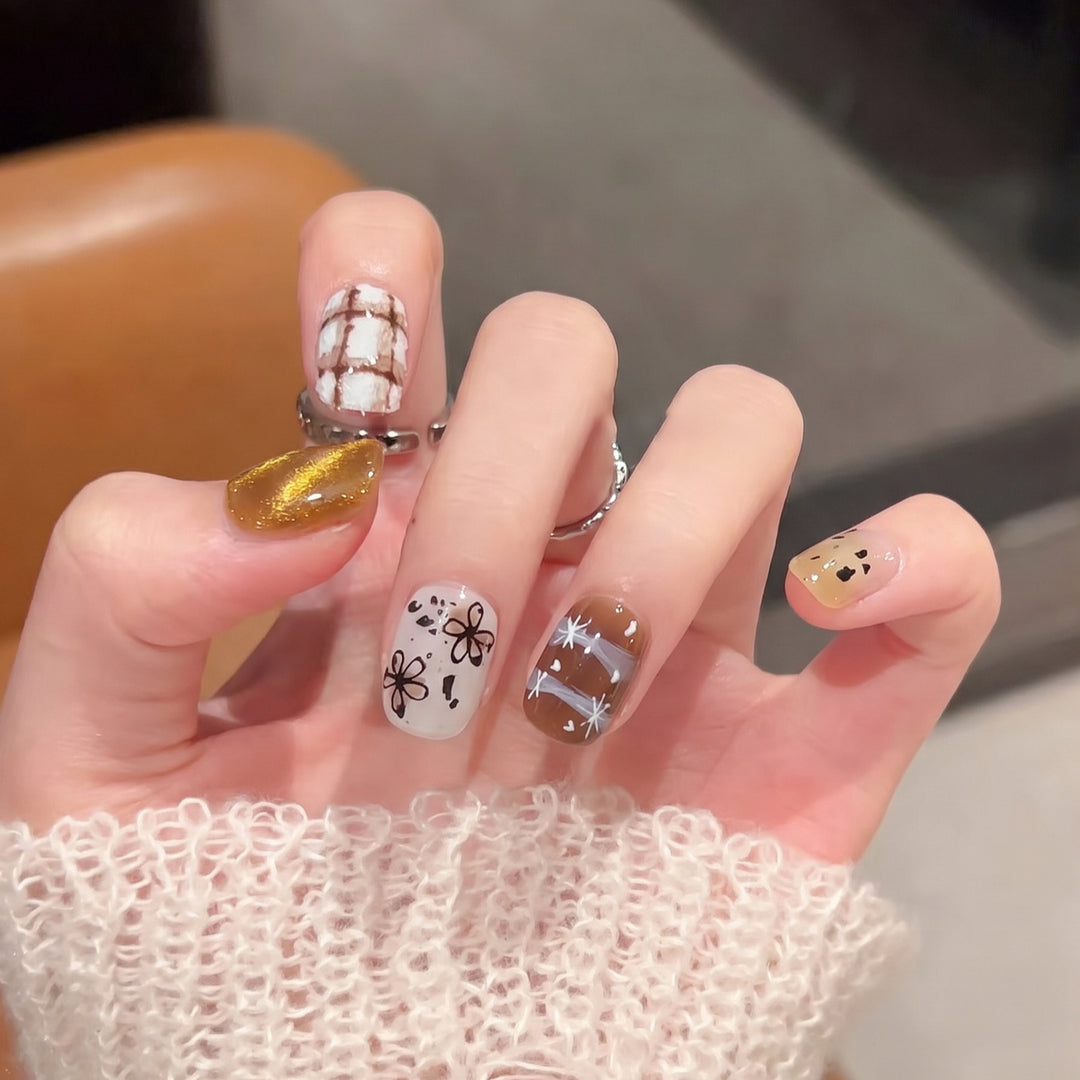 Künstlerisches Press-On-Nagelset mit einzigartigen Designelementen Karnz