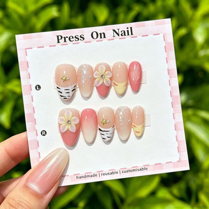 Künstlerisches Press-On Nägel Set mit tropischen und floralen Akzenten