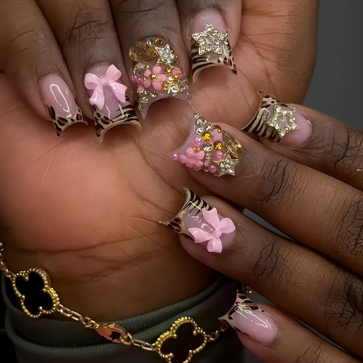 Elegante dekorative Nagelverlängerungen Karnz