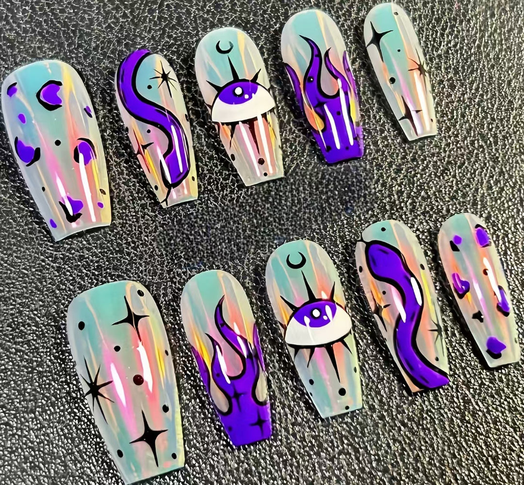 Elegante Nagelkunst mit Schwarz-Weiß-Kontrast Karnz