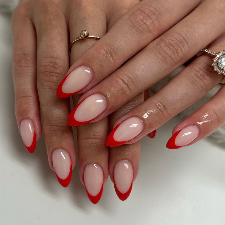 Kunstnägel Im Stilvollen Stiletto-Design mit Auffälligem Spitzenlack Karnz