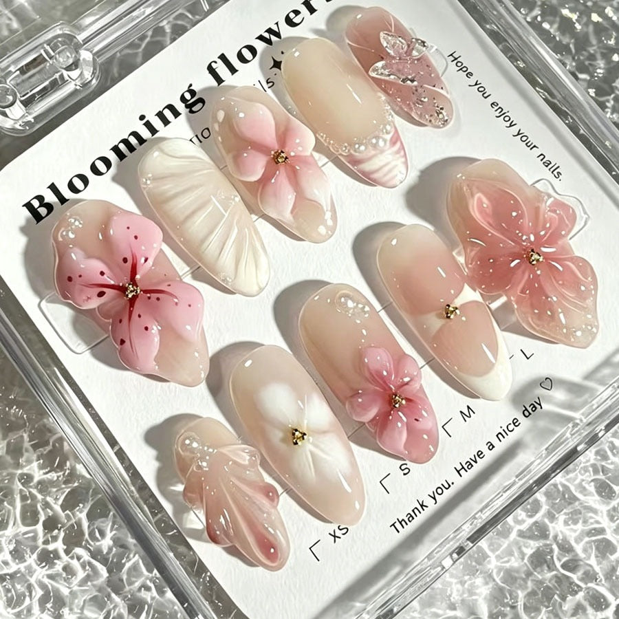 Kunstnagelset mit floralen Verzierungen und 3D-Akzenten Karnz