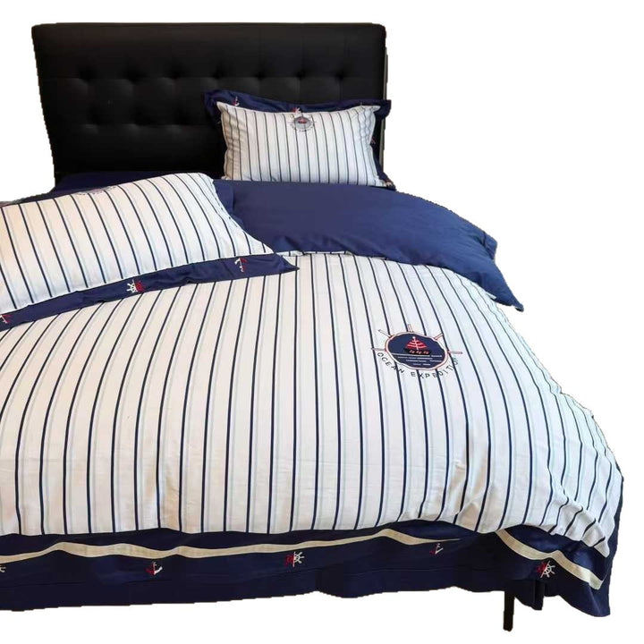 Gestreiftes nautisches Baumwollsatin-Bettbezug-Set mit bestickten Ankerdetails und gerafftem Bettrock