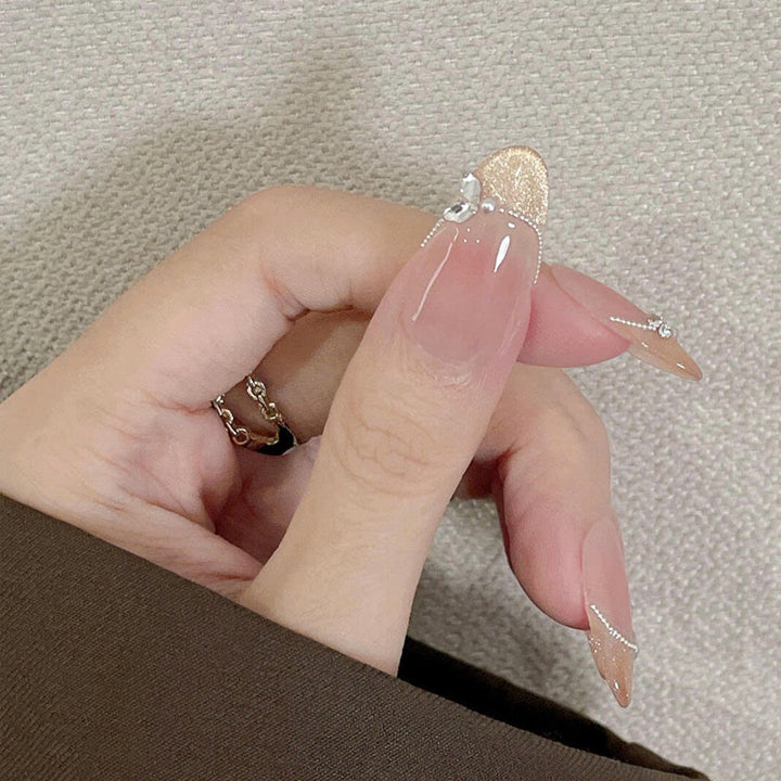 Elegante Stiletto Press-On Nägel mit Edelsteindetails Karnz