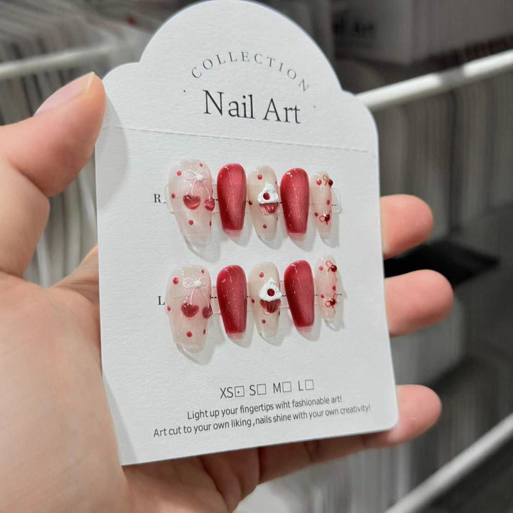 Dekoratives Press-On Nagelkunst-Set mit kreativen Herz- und Glitzerakzenten