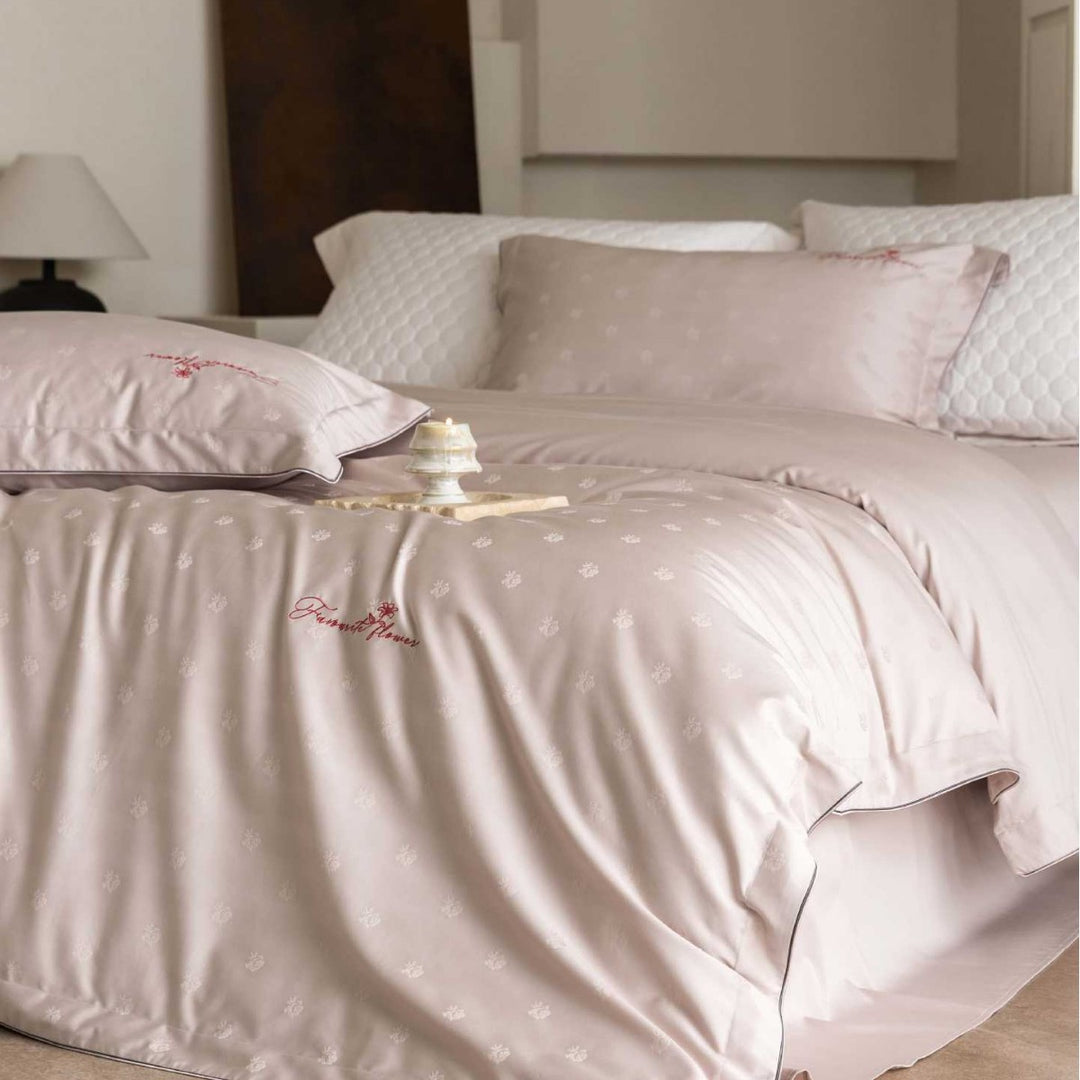 Luxuriöses Satin-Bettwäsche-Komplettset mit wattierter Überdecke und zarter Logo-Stickerei