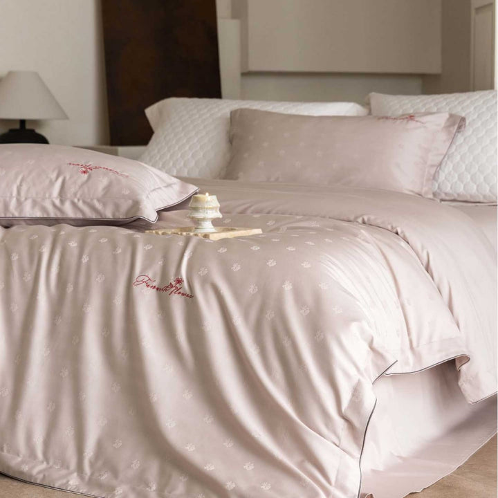Luxuriöses Satin-Bettwäsche-Komplettset mit wattierter Überdecke und zarter Logo-Stickerei