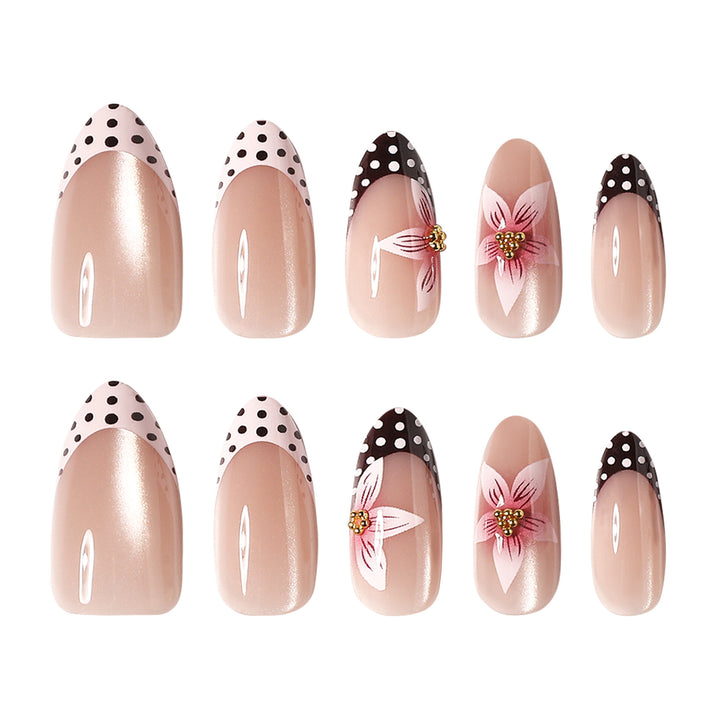 Kunstvolle Nagelverlängerungen mit Blüten- und Punktedesign Karnz