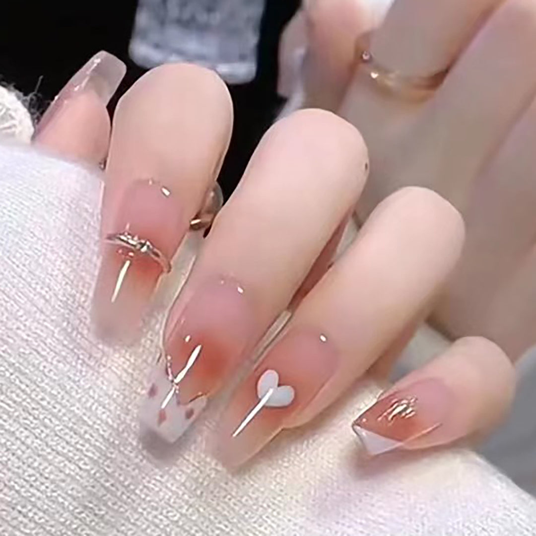 Elegante Lange Press-On Nägel mit Künstlerischen Herz- und Schmuckakzenten Karnz