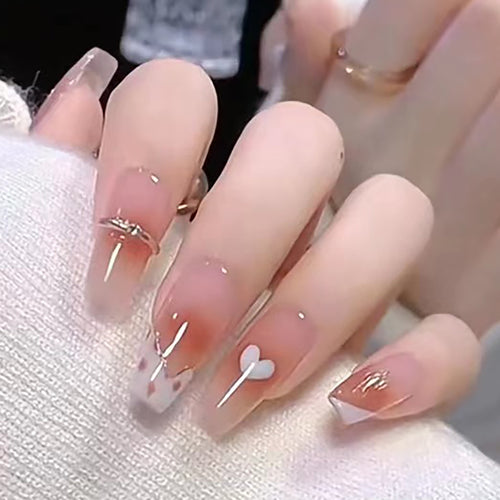 Elegante Lange Press-On Nägel mit Künstlerischen Herz- und Schmuckakzenten Karnz