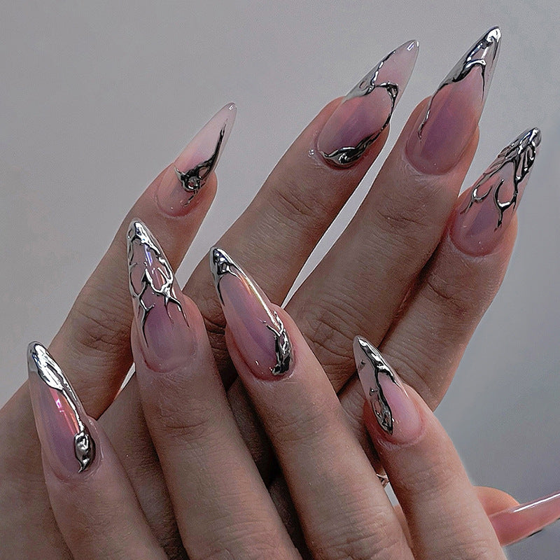 Künstlerisches Press-On Nagelset mit dekorativem Marmor und glänzenden Akzenten Karnz