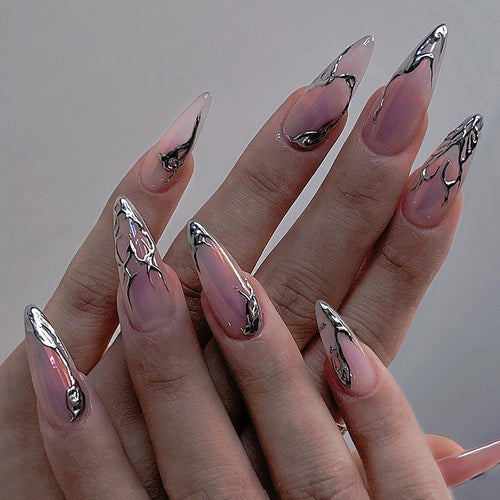 Künstlerisches Press-On Nagelset mit dekorativem Marmor und glänzenden Akzenten Karnz