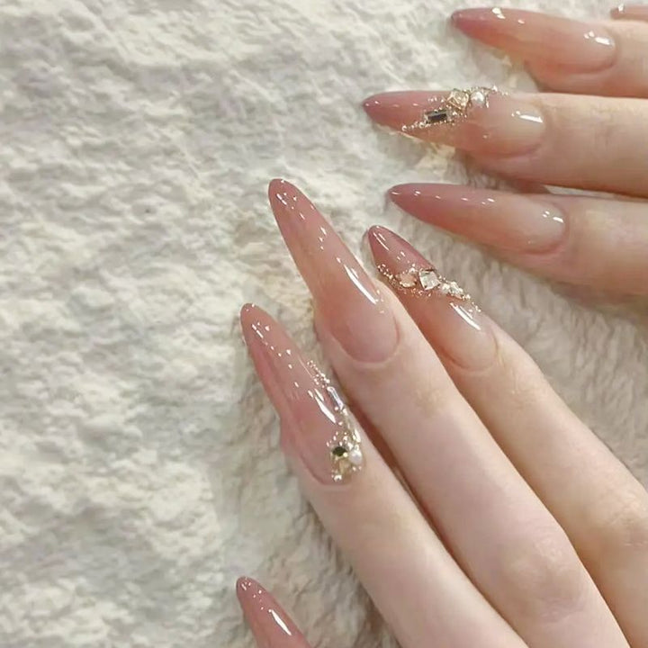 Glamouröse Kunstnagelspitzen mit eleganten Verzierungen Karnz