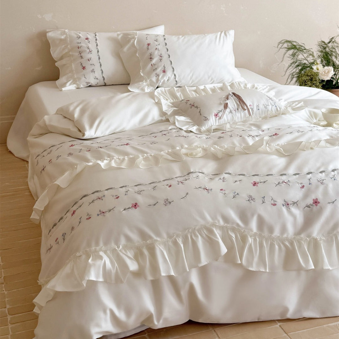 Romantisches Rüschendes Baumwollsatin Bettbezug-Set mit handbesticktem Wildblumenranken