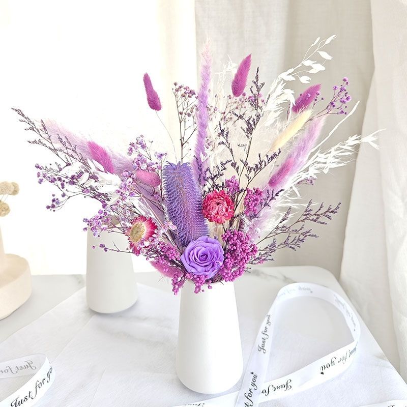 Schickes Trockenblumenarrangement