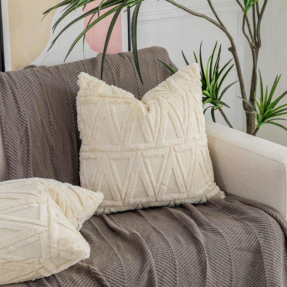 Quadratischer Kissenbezug mit geometrischem Chenille‑Tufting und weichem Baumwollmix Karnz