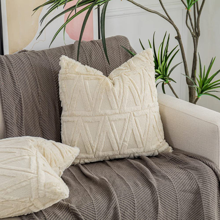 Quadratischer Kissenbezug mit geometrischem Chenille‑Tufting und weichem Baumwollmix Karnz