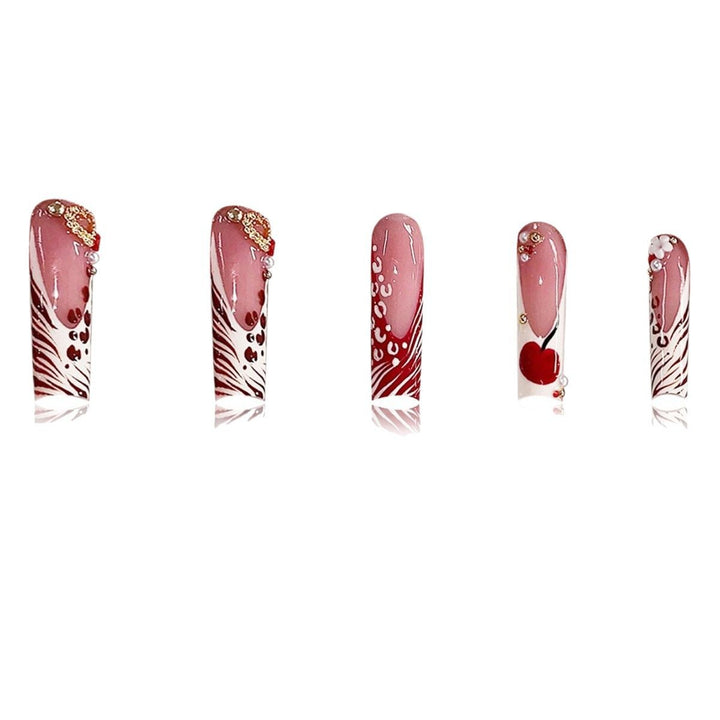 Dekorative Lange Press-On Nagelkunst mit Edelsteinakzenten Karnz