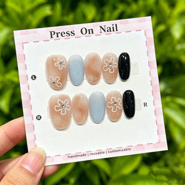 Künstlerisches Press-On Nagelset mit floralen Akzenten  1791773601