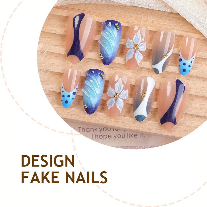 Kunstnägelset mit kreativen floralem Design und glitzernden Akzenten Karnz