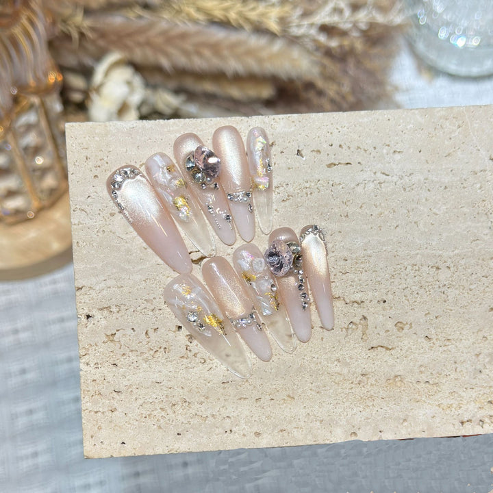 Dekoratives Stiletto Press-On Nagelkunstset mit Edelsteinakzenten Karnz