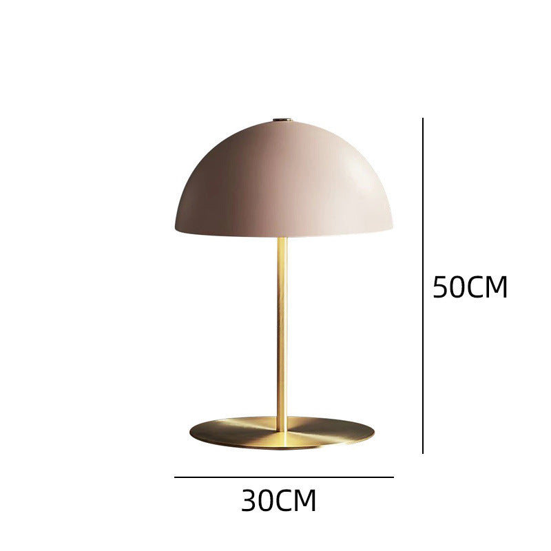 Moderne Minimalistische Tischlampe mit goldener Basis