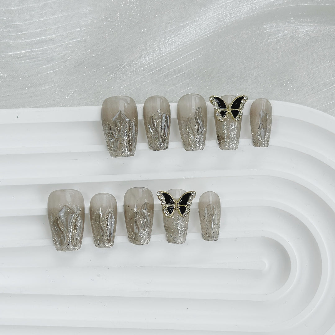 Blumen- und Schmetterlings-verzierte Press-On Nagelset