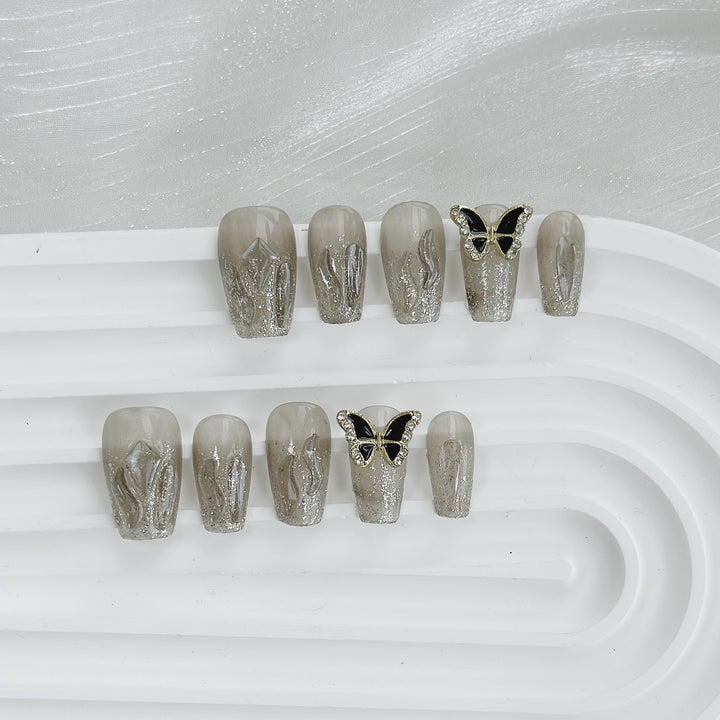 Blumen- und Schmetterlings-verzierte Press-On Nagelset