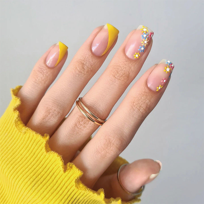 Kunstvolle Nagelverlängerungen mit Blumenmuster Karnz