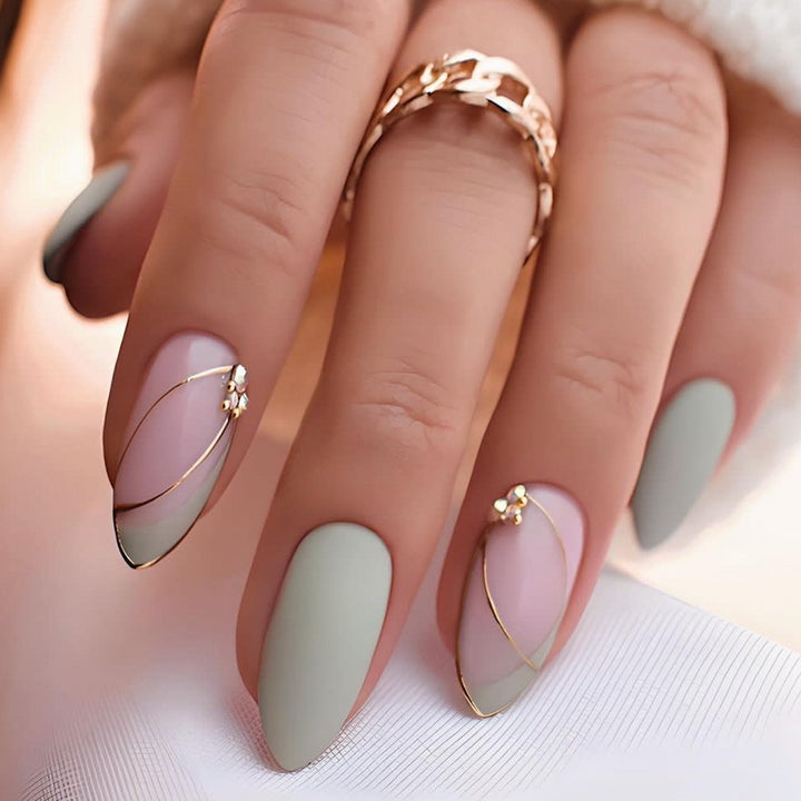 Kreatives Kunstnagelset mit Leopardenmuster und Glitzerakzenten Karnz