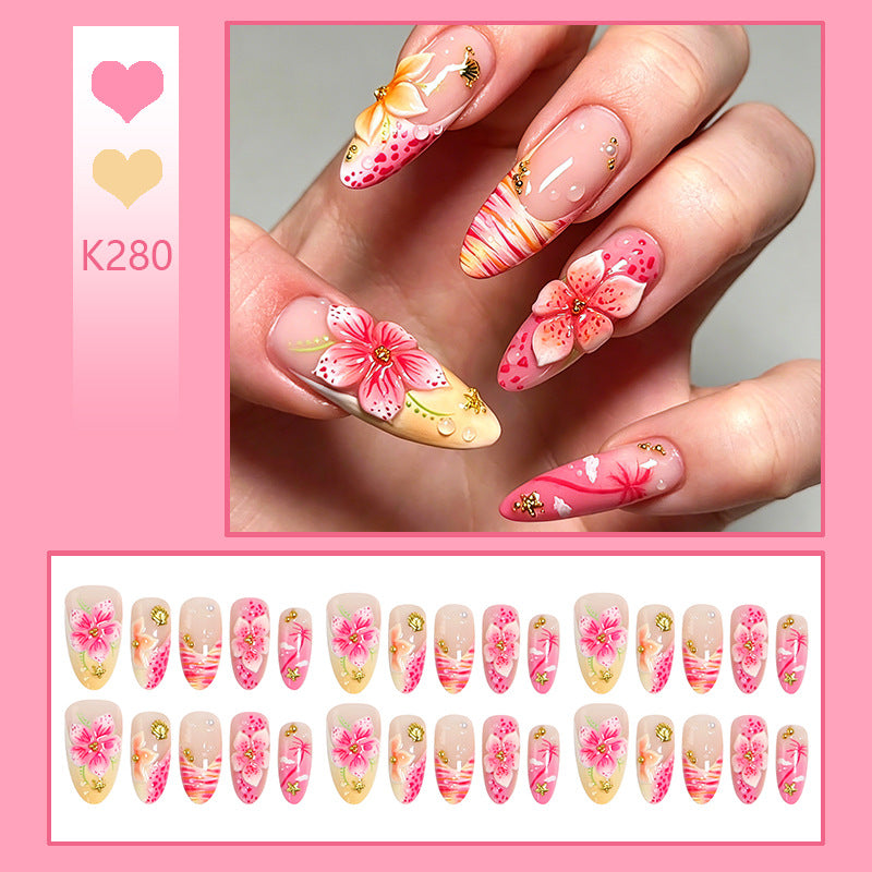 Kunstnägel mit floralen Verzierungen und Glitzerakzenten Karnz