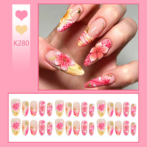 Kunstnägel mit floralen Verzierungen und Glitzerakzenten Karnz
