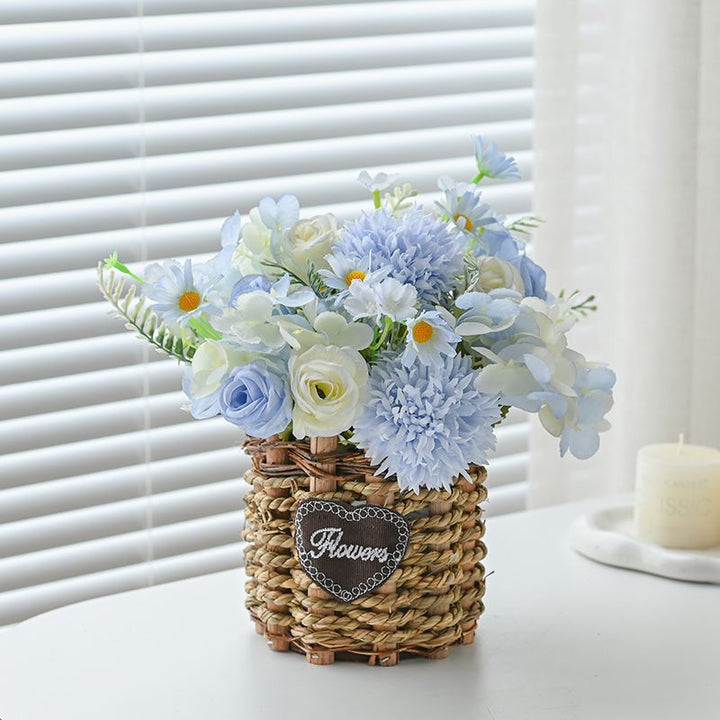 Künstliches Blumengesteck in geflochtener Korb